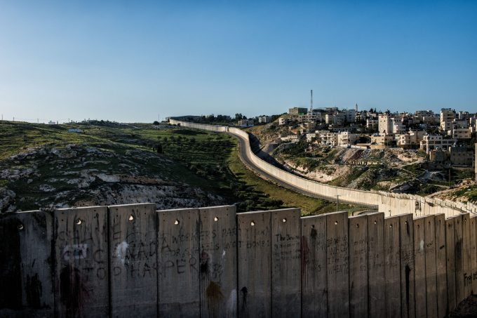 Barriera di separazione Israeliana e murales di protesta contro l'occupazione nel West Bank
