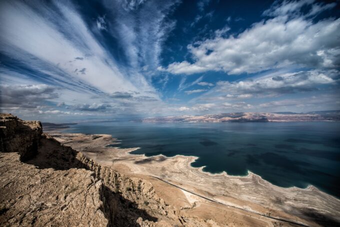 Vista panoramica del Mar Morto dal deserto della Giudea